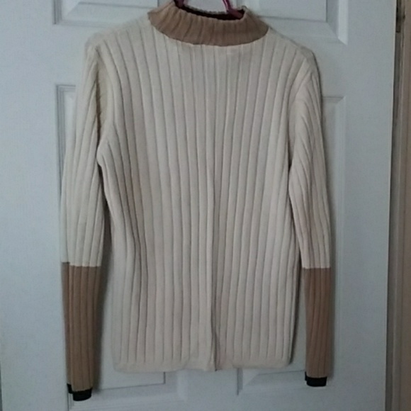 ⭐Beautiful sweater - Picture 1 of 2